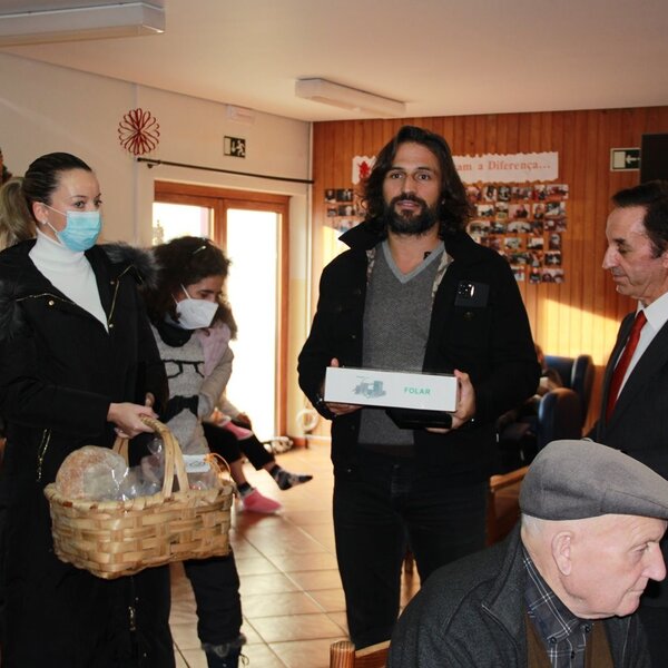 montalegre___ator_jose_fidalgo_entrega_cabazes_de_produtos__4_