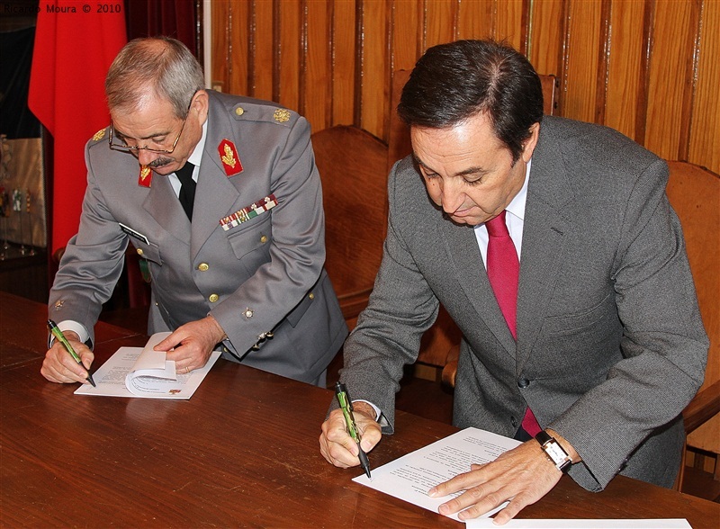 Câmara assina protocolo com exército