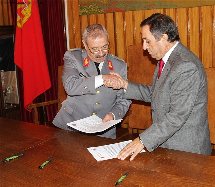 Câmara assina protocolo com exército