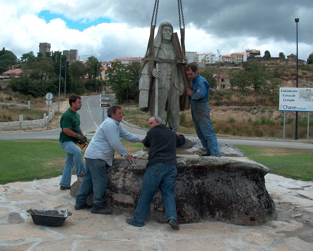 Município presta homenagem ao homem e à mulher barrosã na "Rotunda do Rolo"