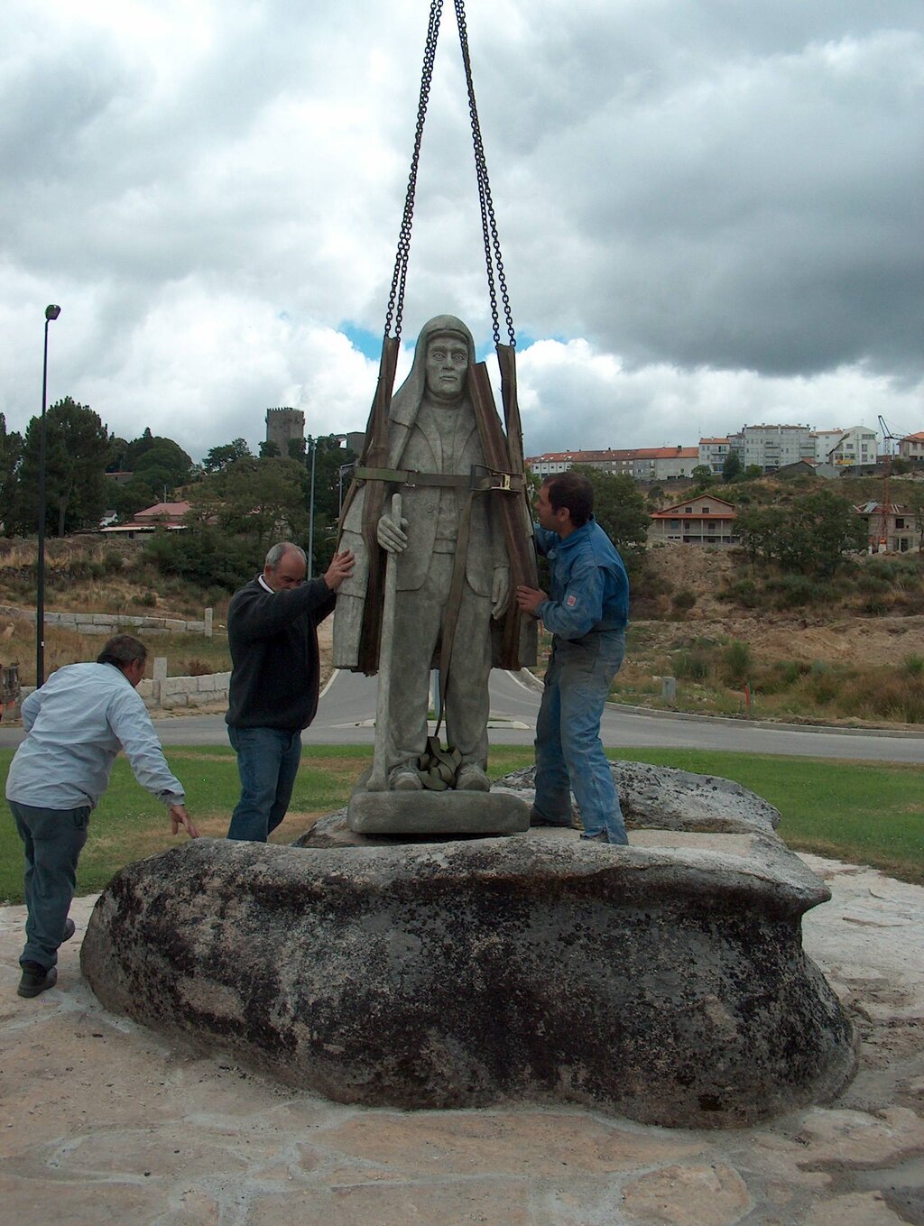Município presta homenagem ao homem e à mulher barrosã na "Rotunda do Rolo"