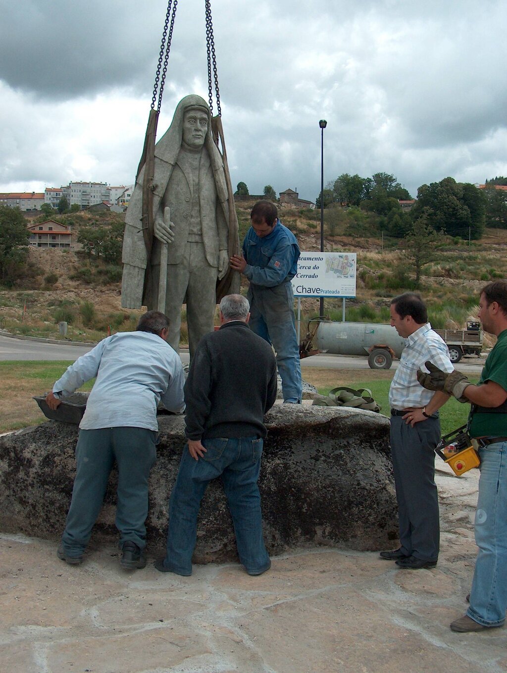 Município presta homenagem ao homem e à mulher barrosã na "Rotunda do Rolo"