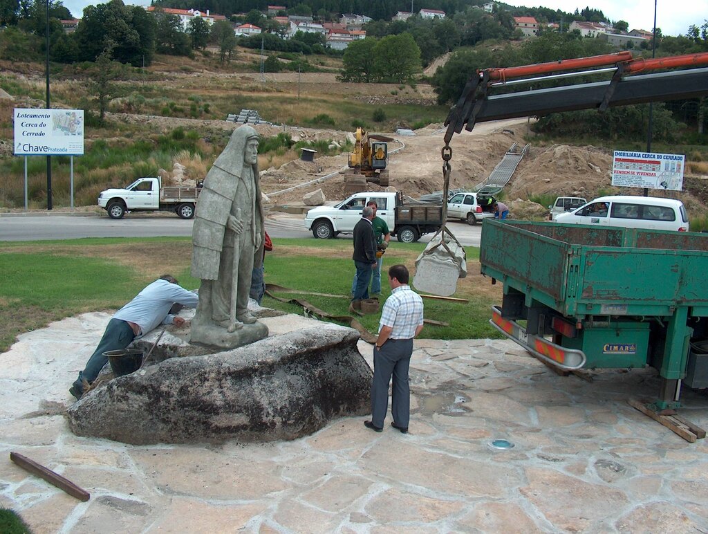 Município presta homenagem ao homem e à mulher barrosã na "Rotunda do Rolo"