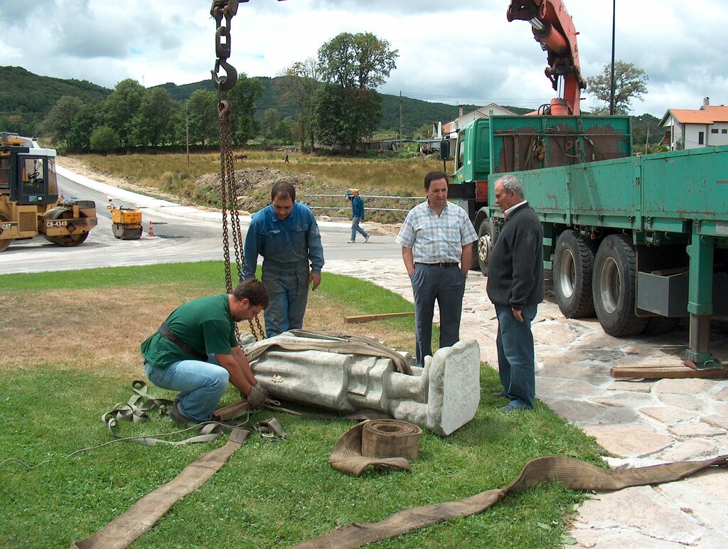 Município presta homenagem ao homem e à mulher barrosã na "Rotunda do Rolo"