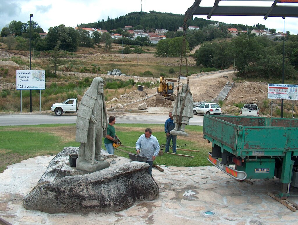 Município presta homenagem ao homem e à mulher barrosã na "Rotunda do Rolo"