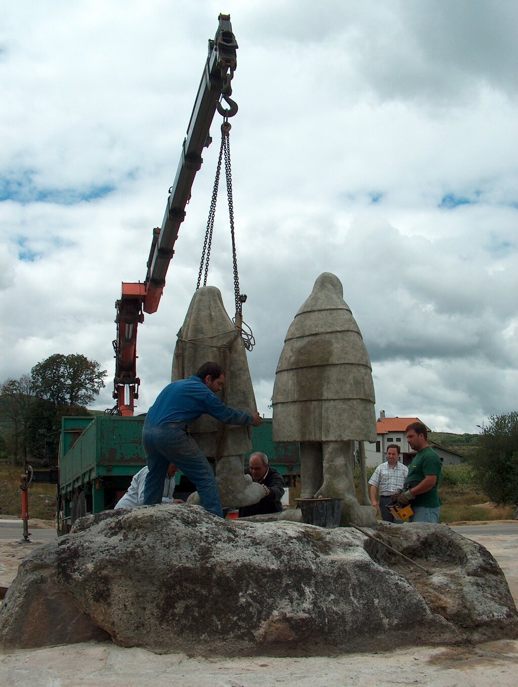 Município presta homenagem ao homem e à mulher barrosã na "Rotunda do Rolo"