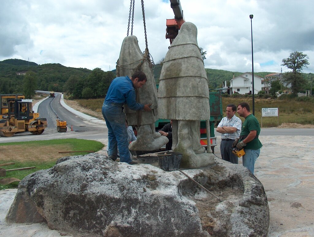 Município presta homenagem ao homem e à mulher barrosã na "Rotunda do Rolo"