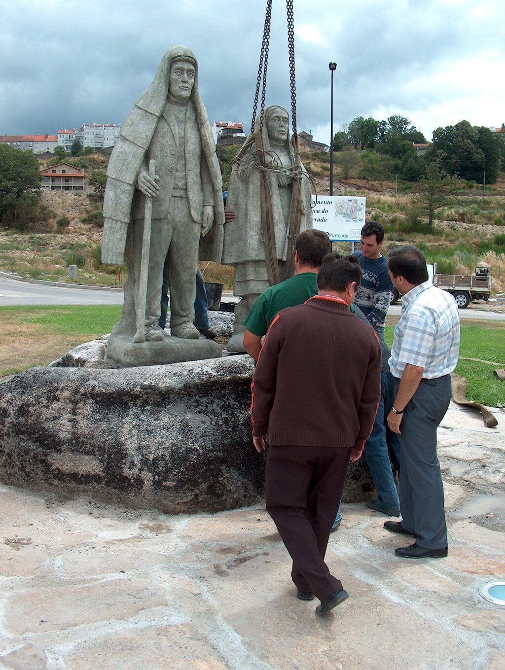 Município presta homenagem ao homem e à mulher barrosã na "Rotunda do Rolo"