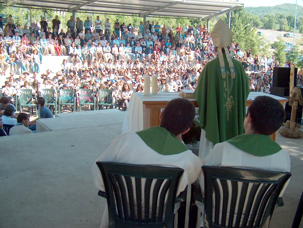 Bispo de Vila Real celebra missa no Acampamento Regional de Escuteiros feito no recinto do S. Pie...