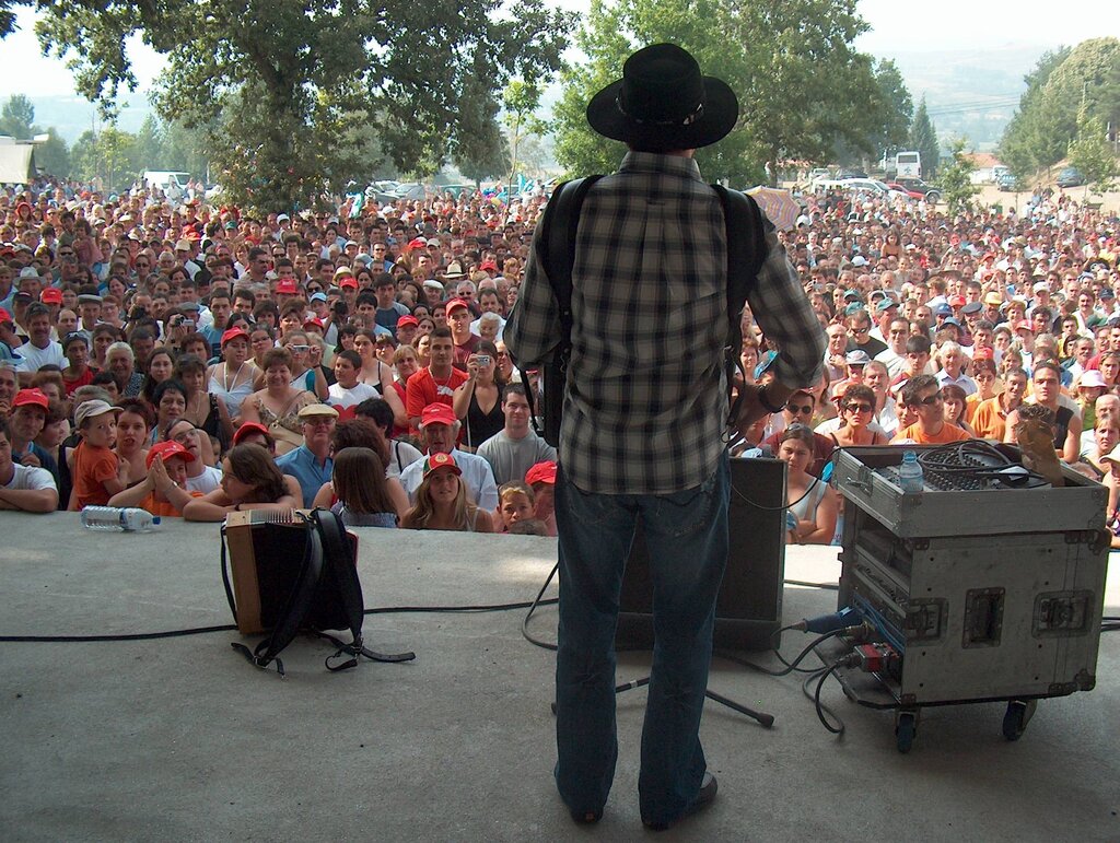 Multidão no concerto de Quim Barreiros