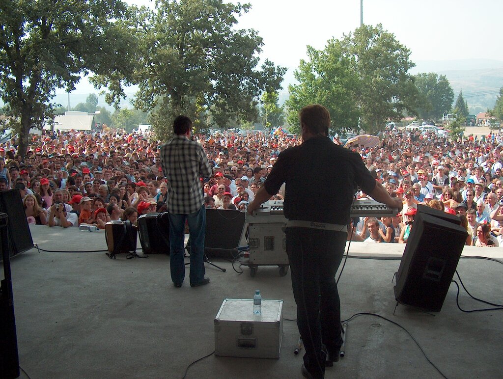 Multidão no concerto de Quim Barreiros