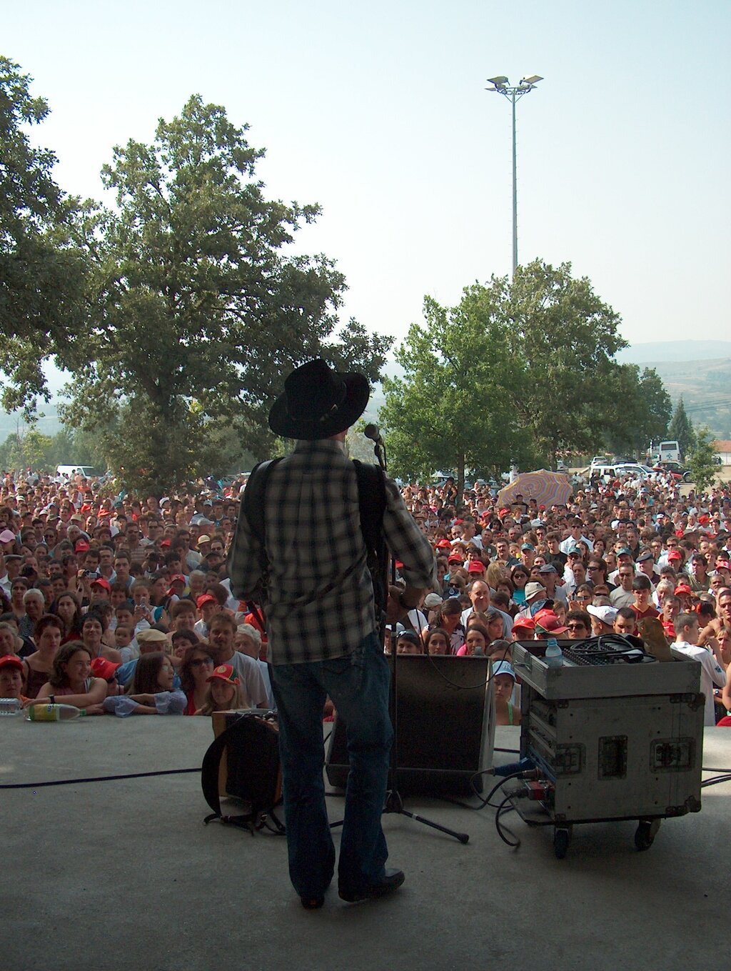 Multidão no concerto de Quim Barreiros