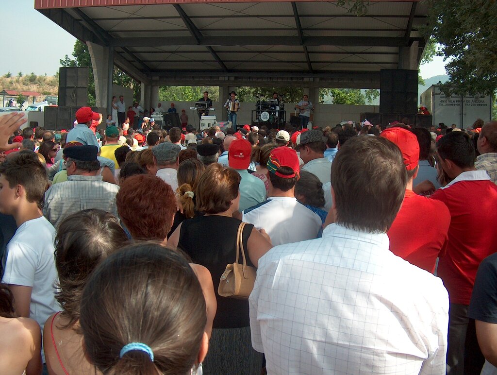 Multidão no concerto de Quim Barreiros