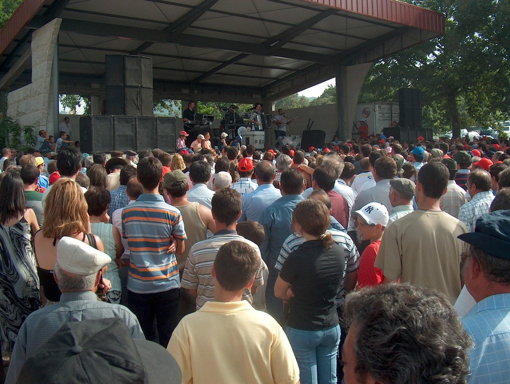 Multidão no concerto de Quim Barreiros