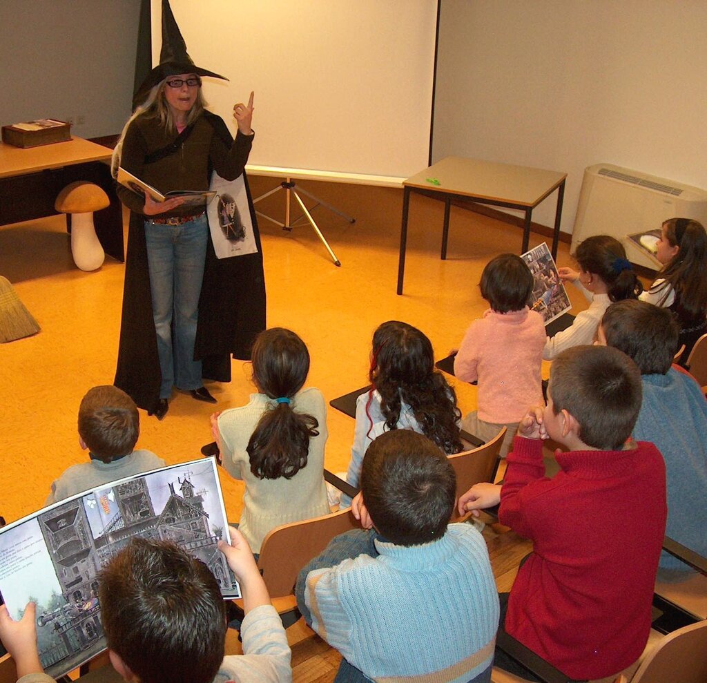 Biblioteca Municipal - "Abril - Livros e Vidas MIL"