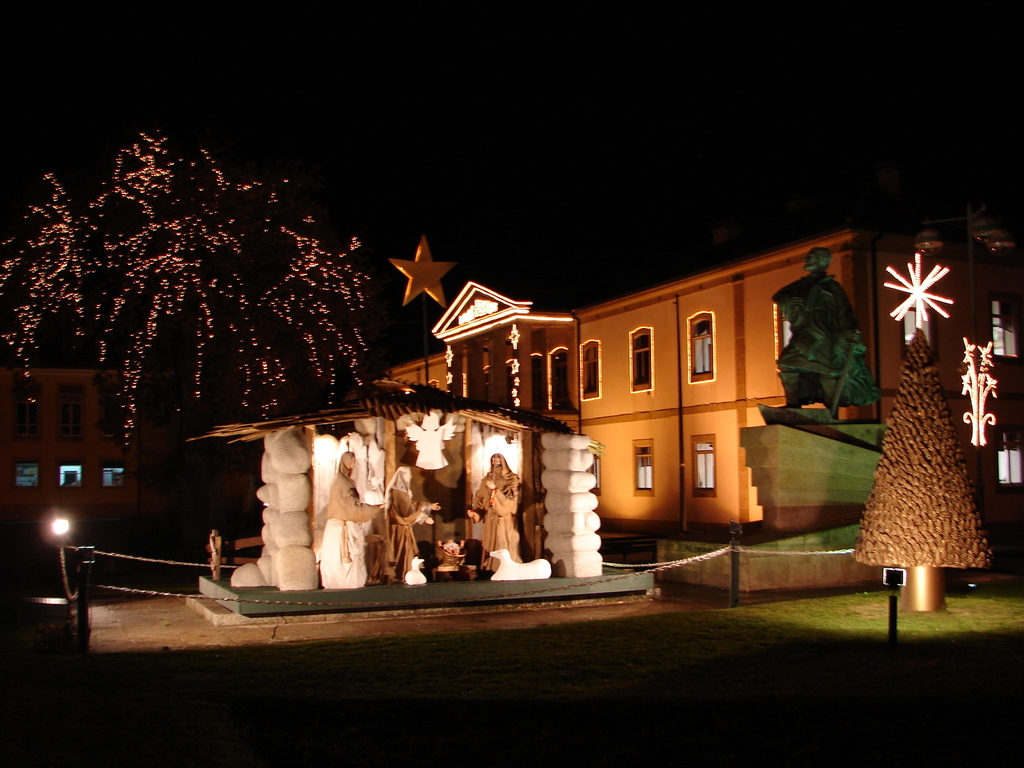 Quadra natalícia ilumina Praça do Município