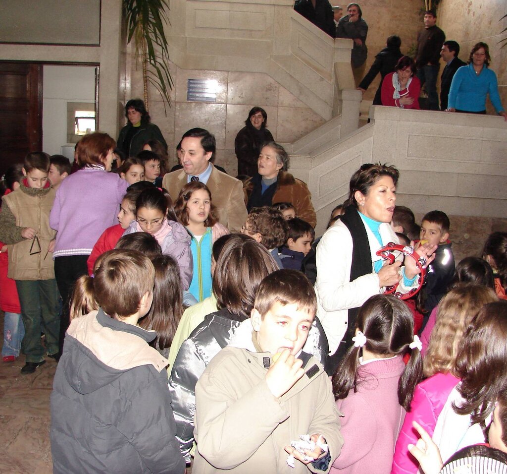 Alunos de várias escolas do concelho cantam os reis na Câmara de Montalegre