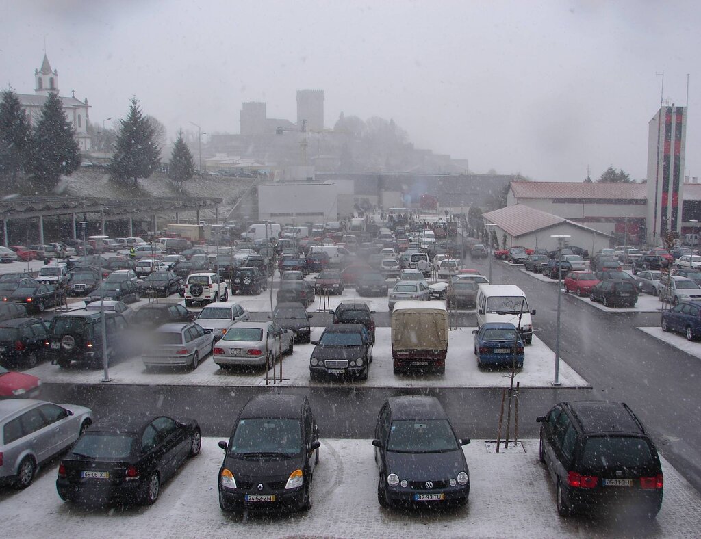 Parque automóvel lotado com a Feira do Fumeiro