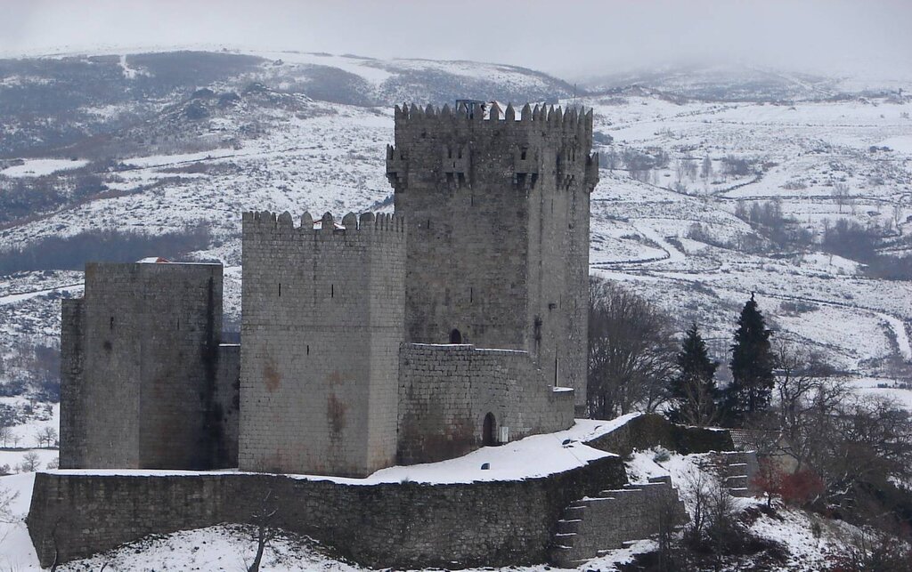 Símbolos de Montalegre cobertos de neve