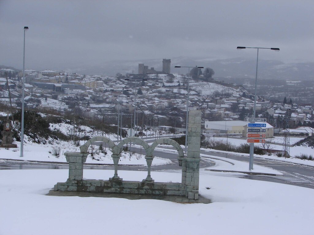 Símbolos de Montalegre cobertos de neve