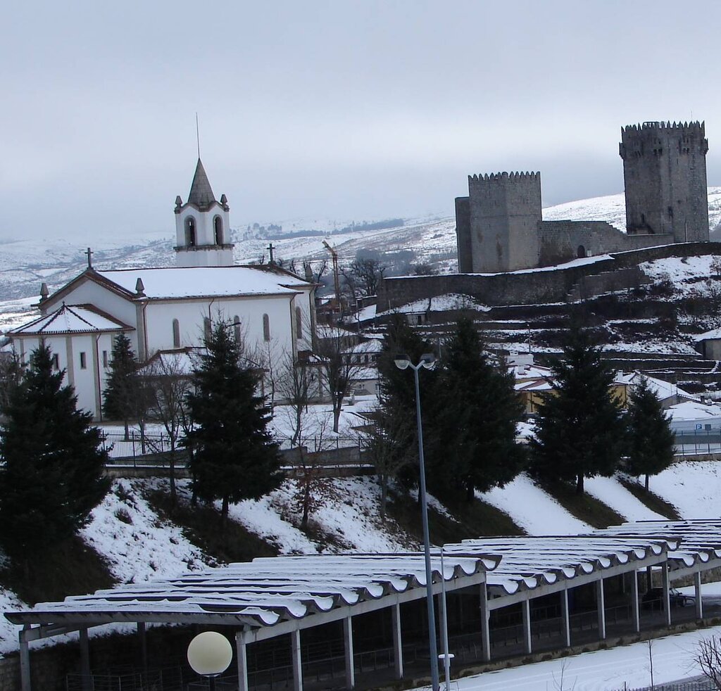 Símbolos de Montalegre cobertos de neve