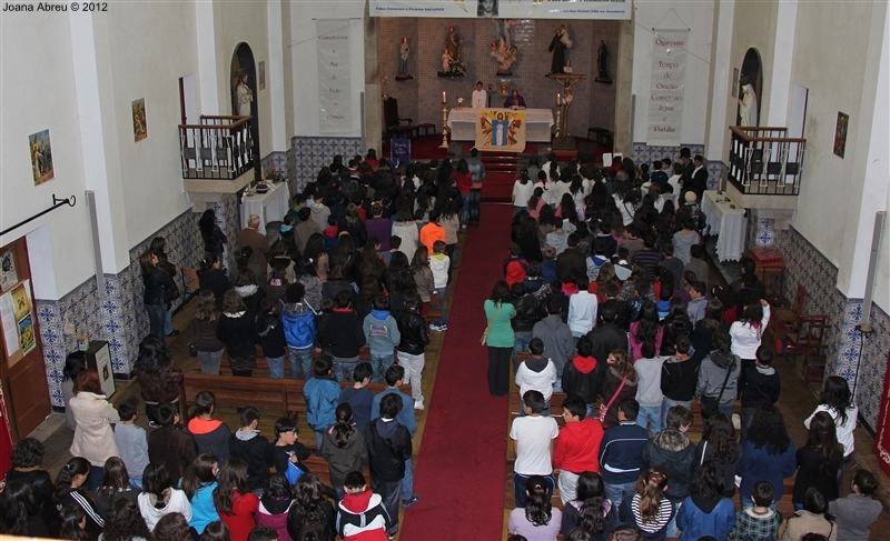 Alunos na tradicional missa pascal