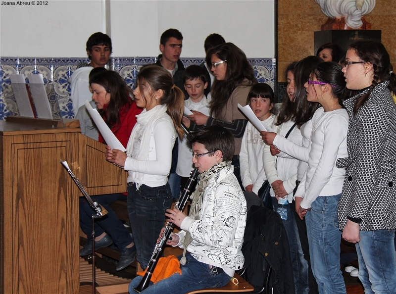 Alunos na tradicional missa pascal