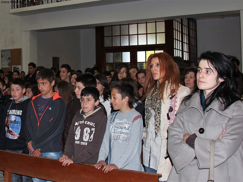 Alunos na tradicional missa pascal