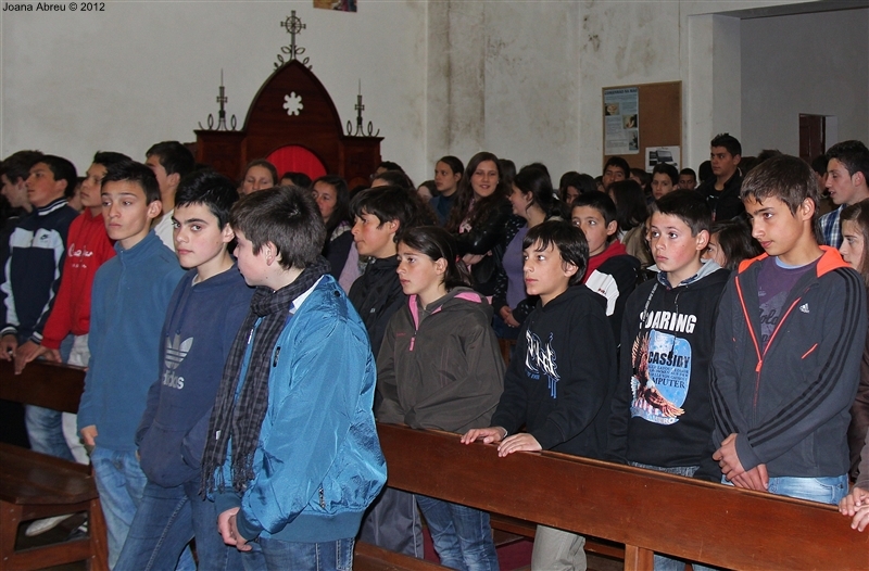 Alunos na tradicional missa pascal
