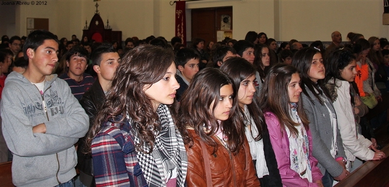 Alunos na tradicional missa pascal