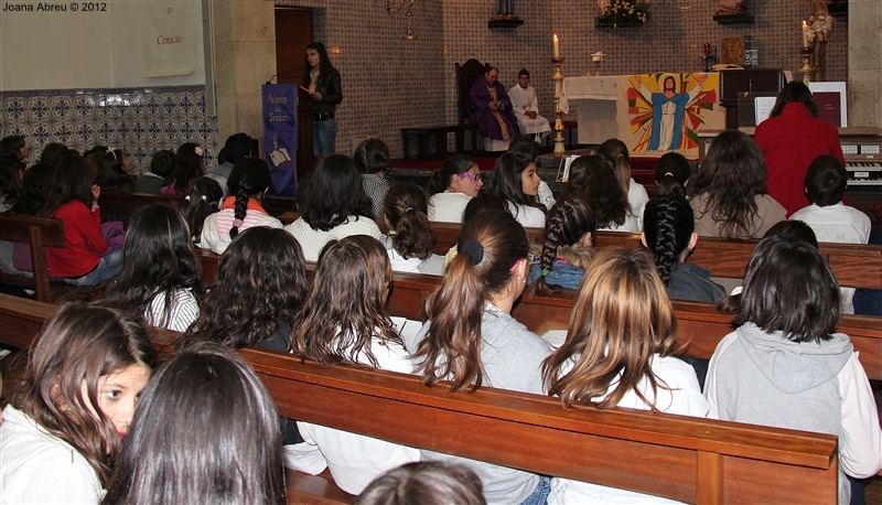 Alunos na tradicional missa pascal