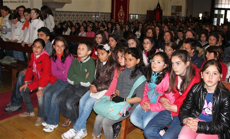 Alunos na tradicional missa pascal