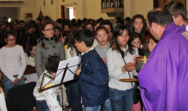 Alunos na tradicional missa pascal