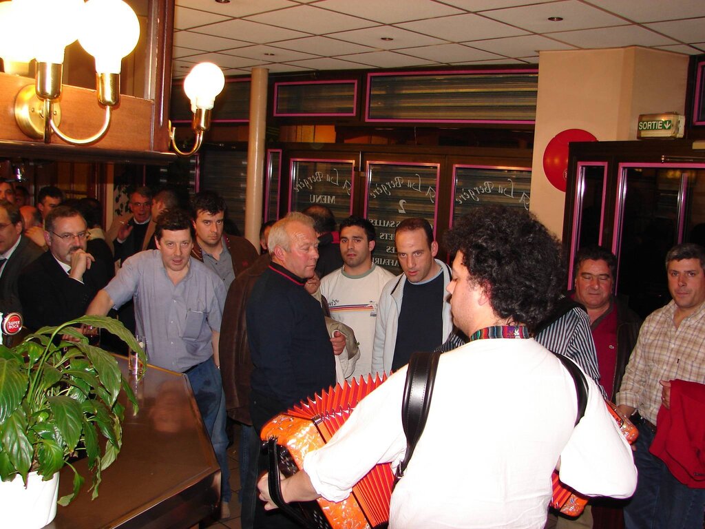 Comitiva da Feira de Nanterre convive em restaurante de barrosões