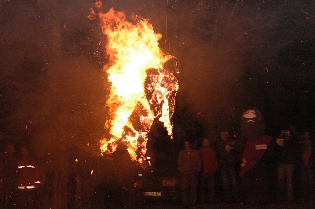 Queima do Judas: noite mágica em Montalegre