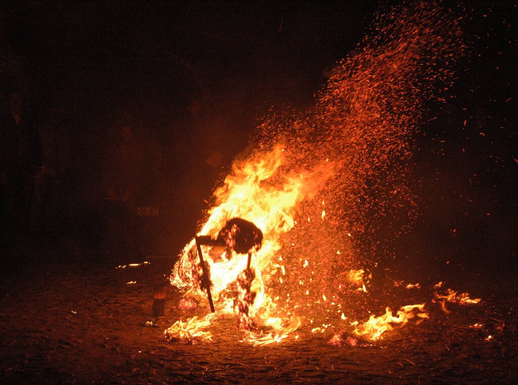 Queima do Judas: noite mágica em Montalegre