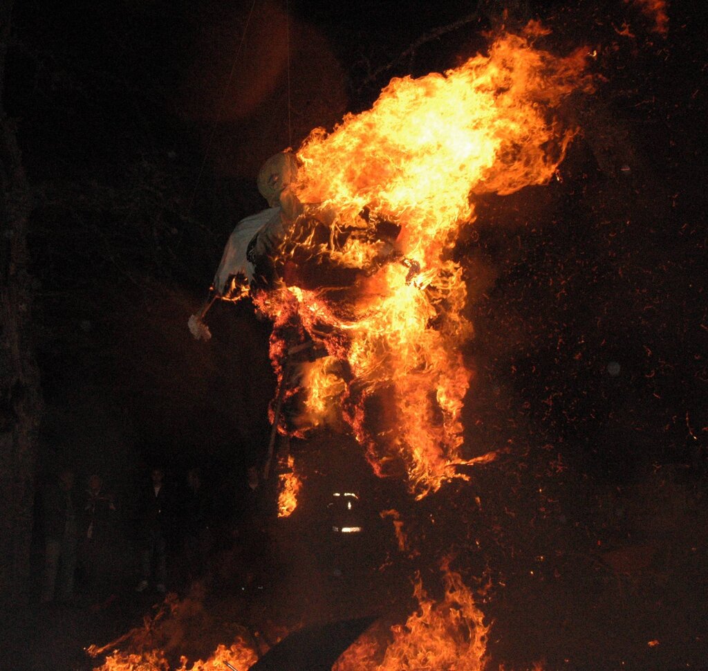 Queima do Judas: noite mágica em Montalegre