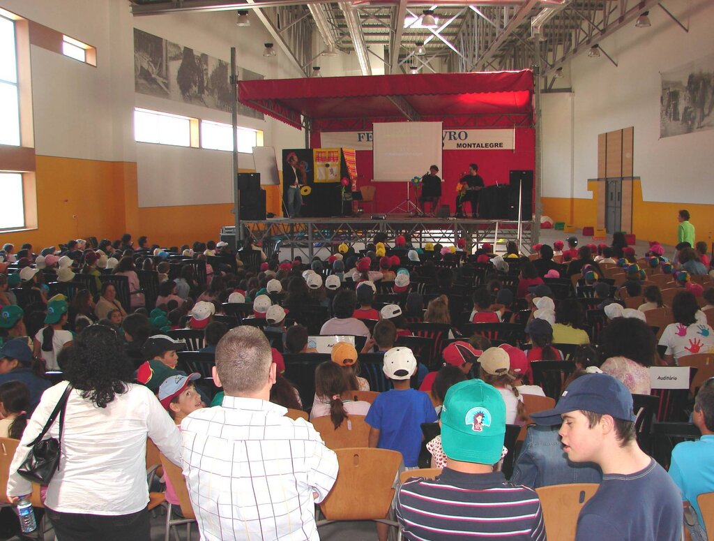 Espectáculo de Luis Portugal encanta na Feira do Livro de Montalegre