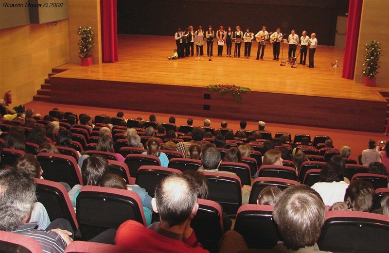 "Dançar, Cantar e Dizer Abril"