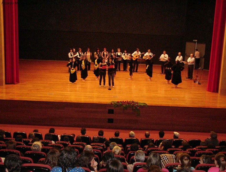 "Dançar, Cantar e Dizer Abril"