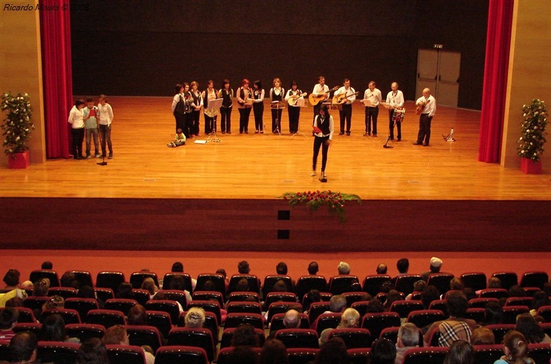 "Dançar, Cantar e Dizer Abril"