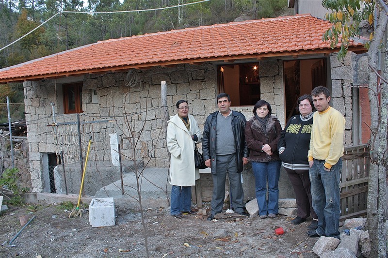 Familia recebe casa reconstruída
