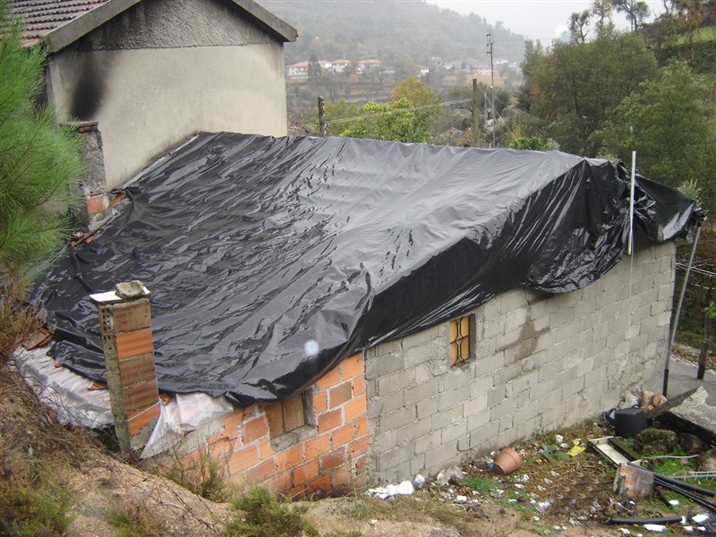 Familia recebe casa reconstruída