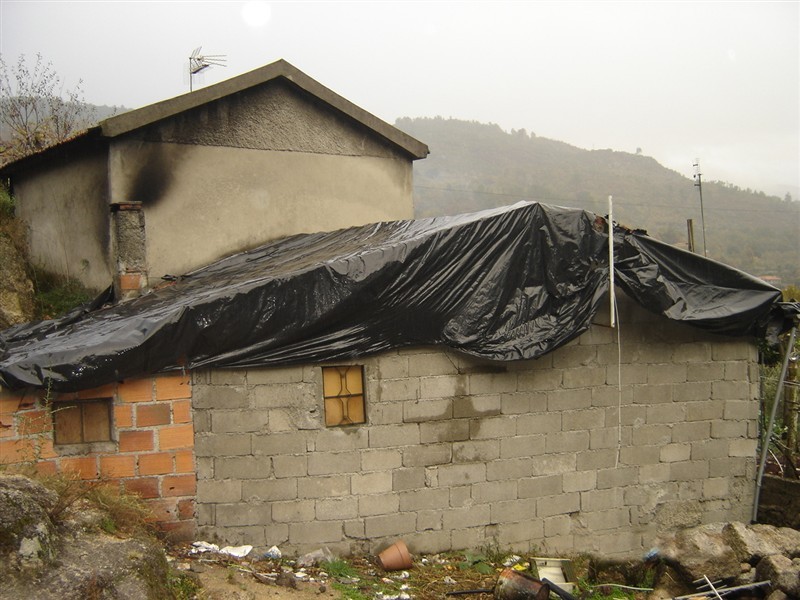 Familia recebe casa reconstruída