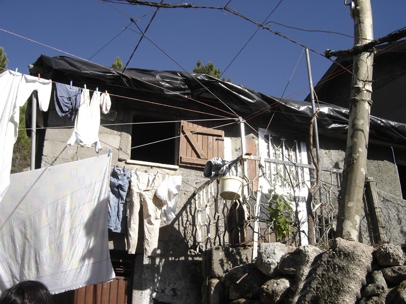 Familia recebe casa reconstruída