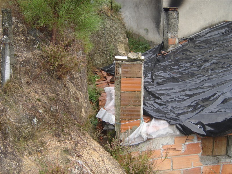 Familia recebe casa reconstruída