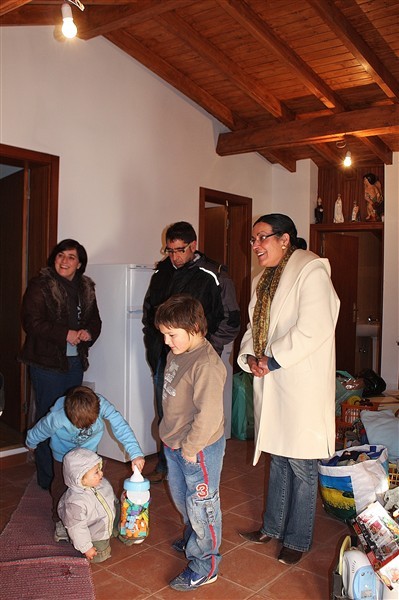 Familia recebe casa reconstruída