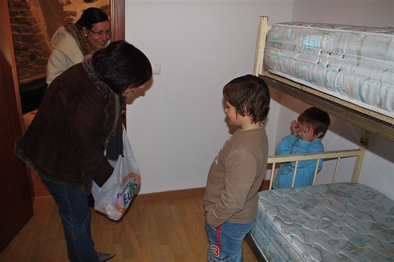 Familia recebe casa reconstruída