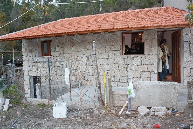 Familia recebe casa reconstruída