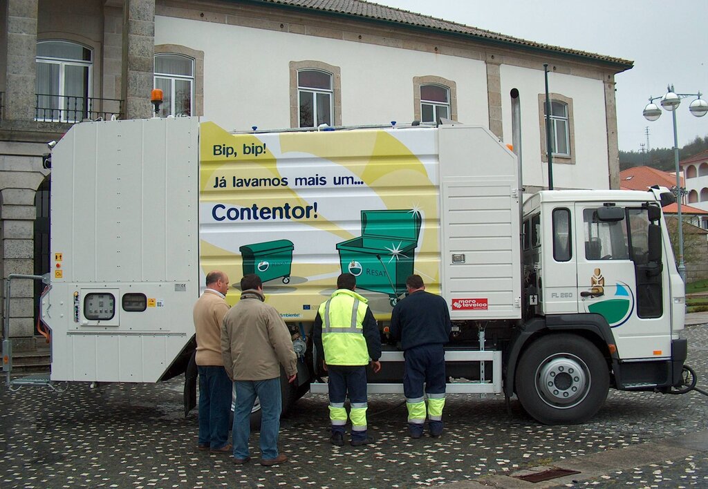 "Lava-contentores" apresentado em frente do edifício da Câmara Municipal